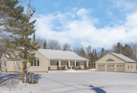 32 Chateau | Spacious Renovated Bungalow Exterior
