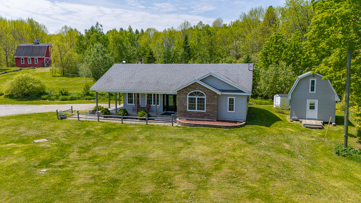 House, bunkhouse, barn | 6800 Route 102, Dumfries, NB E6G 1N9 | Home For Sale with Barn Near Fredericton