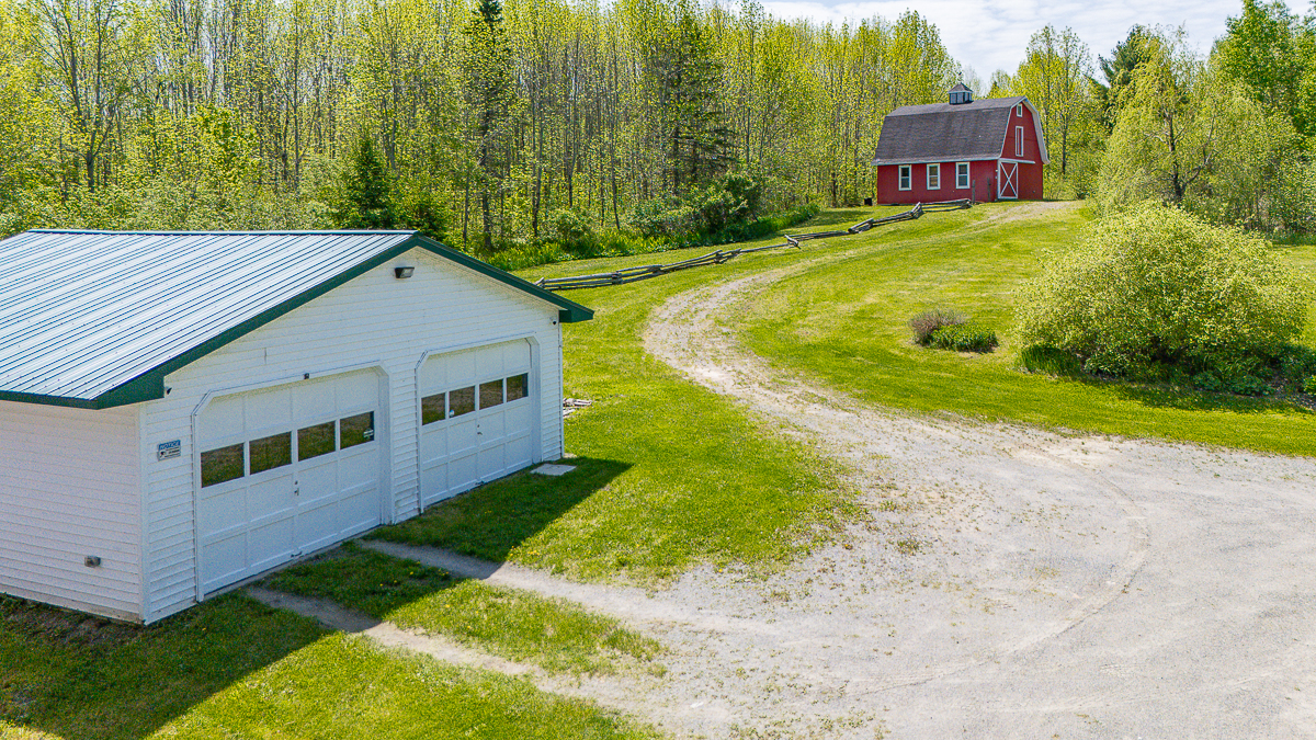 Garage & barn | 6800 Route 102, Dumfries, NB E6G 1N9 | Home For Sale with Barn Near Fredericton